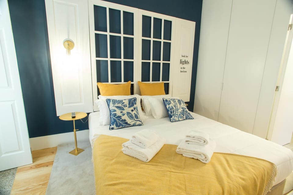 Bed, Photo of the whole room, Decorative detail, Bedroom, towels, wardrobe