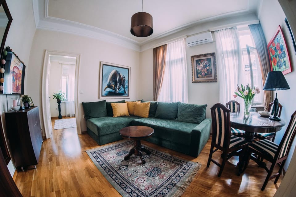 TV and multimedia, Living room, Seating area, Dining area, Bedroom