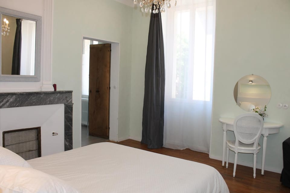Bed, Photo of the whole room, Bedroom, fireplace