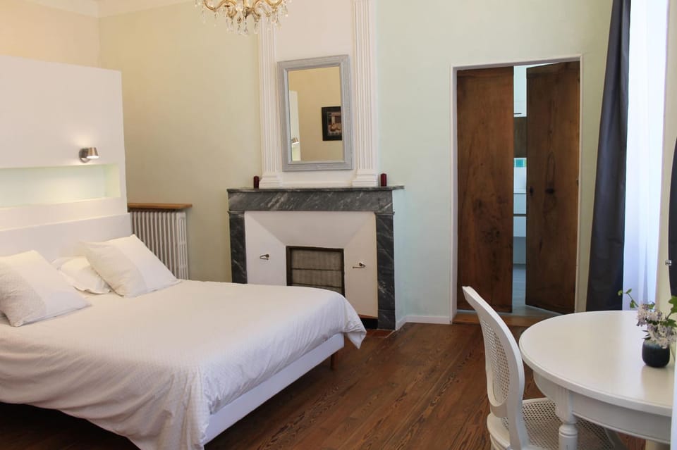 Bed, Photo of the whole room, Bedroom, fireplace