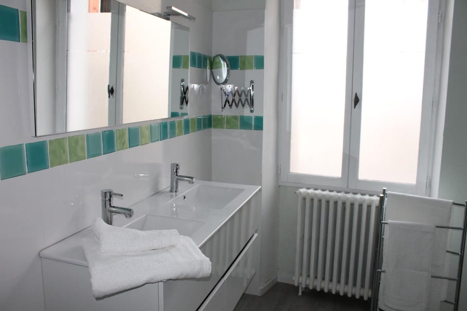 Bathroom, towels