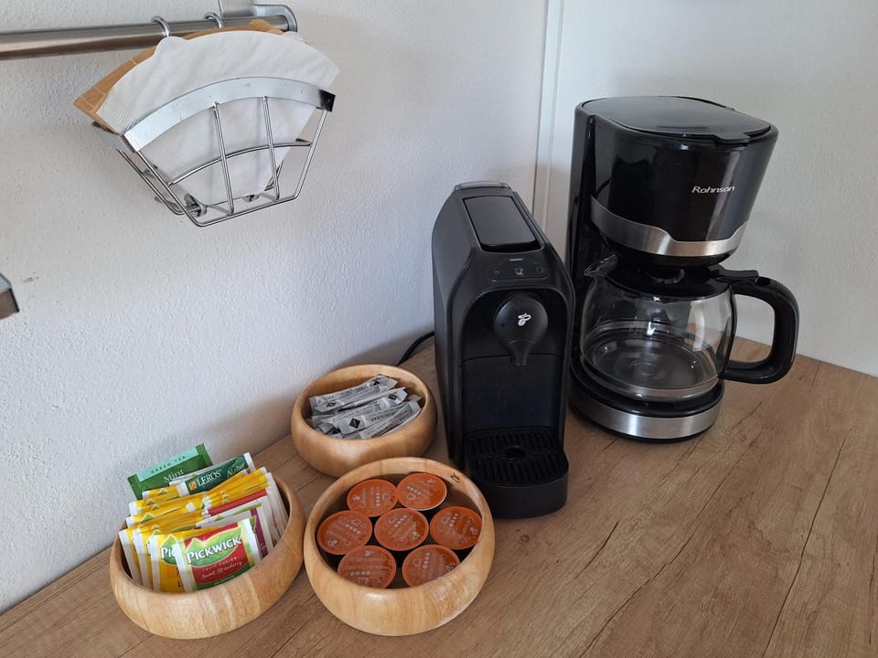 Property building, Coffee/tea facilities, Kitchen or kitchenette, Food and drinks, Food, Breakfast, minibar
