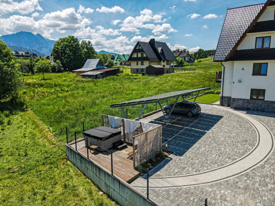 Property building, Day, Garden, Hot Tub, Mountain view