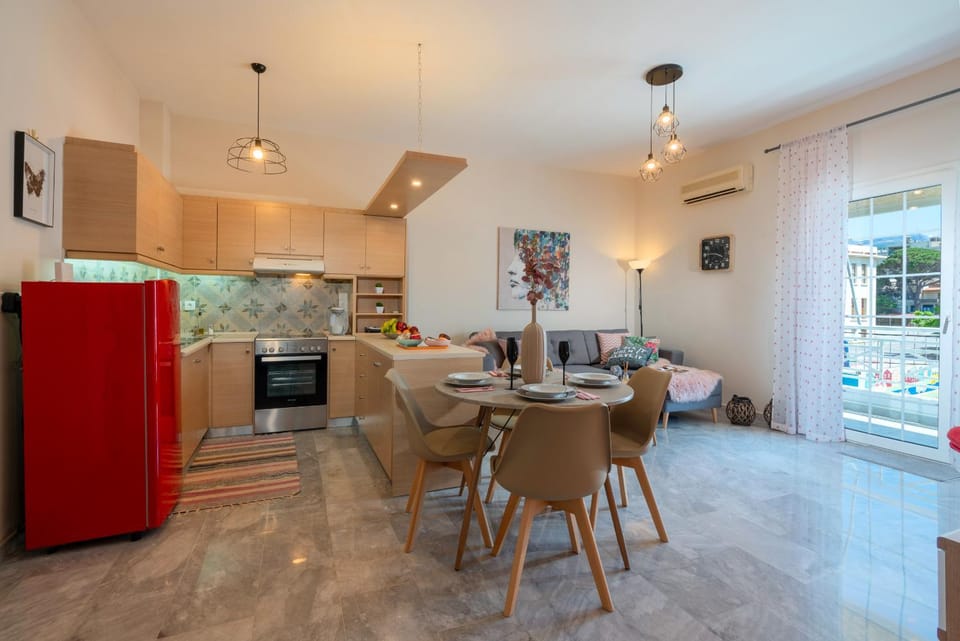 Living room, Seating area, Dining area, Family
