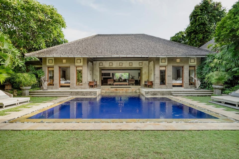 Property building, Day, Garden, Pool view, Swimming pool