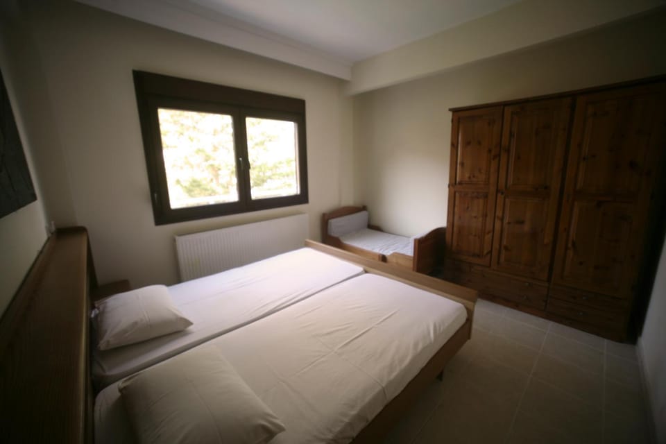 Bed, Photo of the whole room, Bedroom, cot