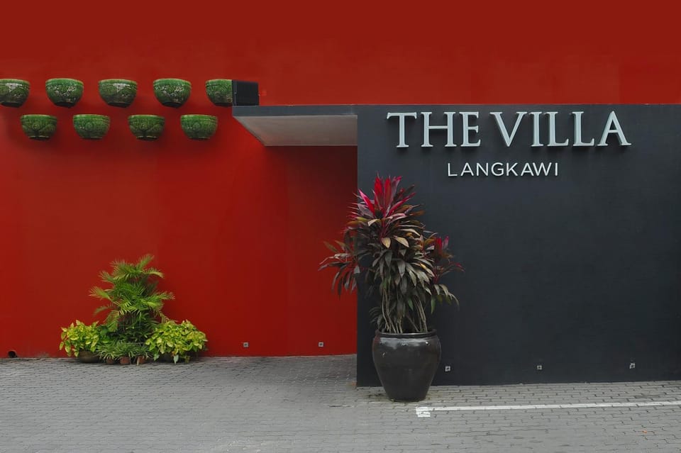 Facade/entrance, Day, Property logo or sign, Logo/Certificate/Sign, Street view