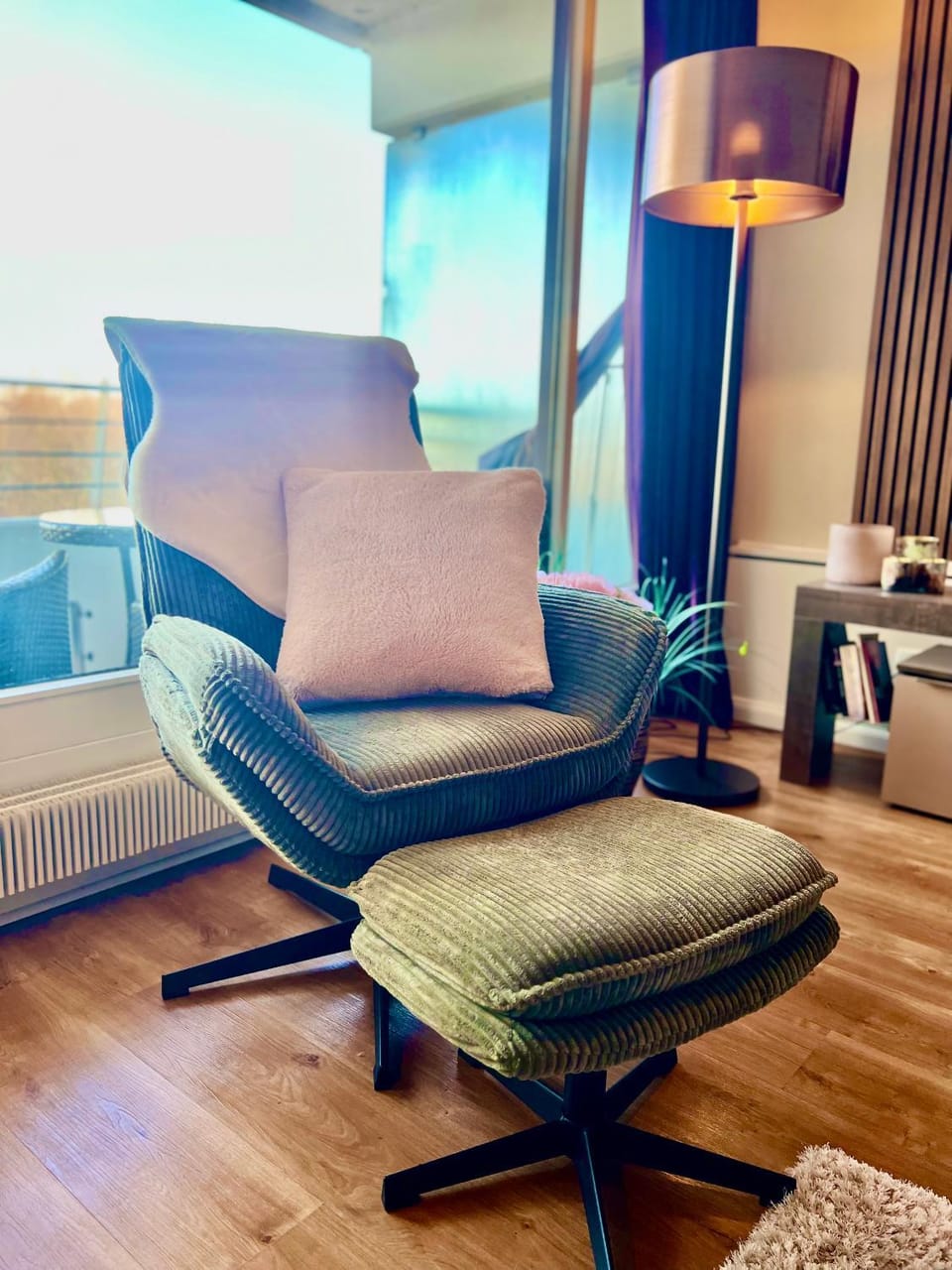 Photo of the whole room, Seating area