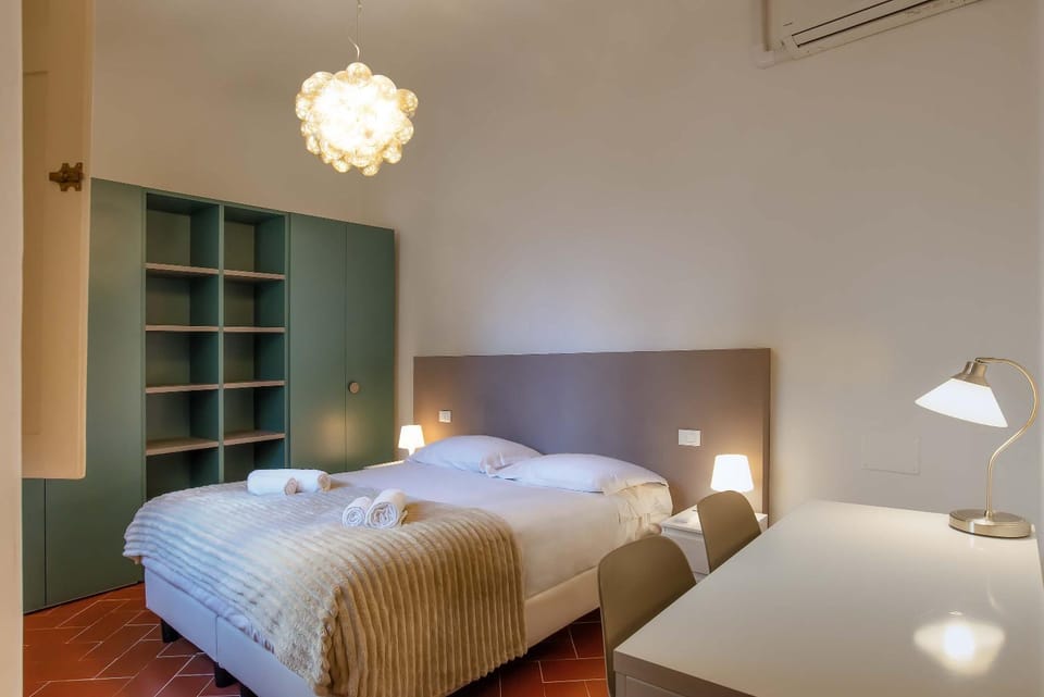 Photo of the whole room, Bedroom