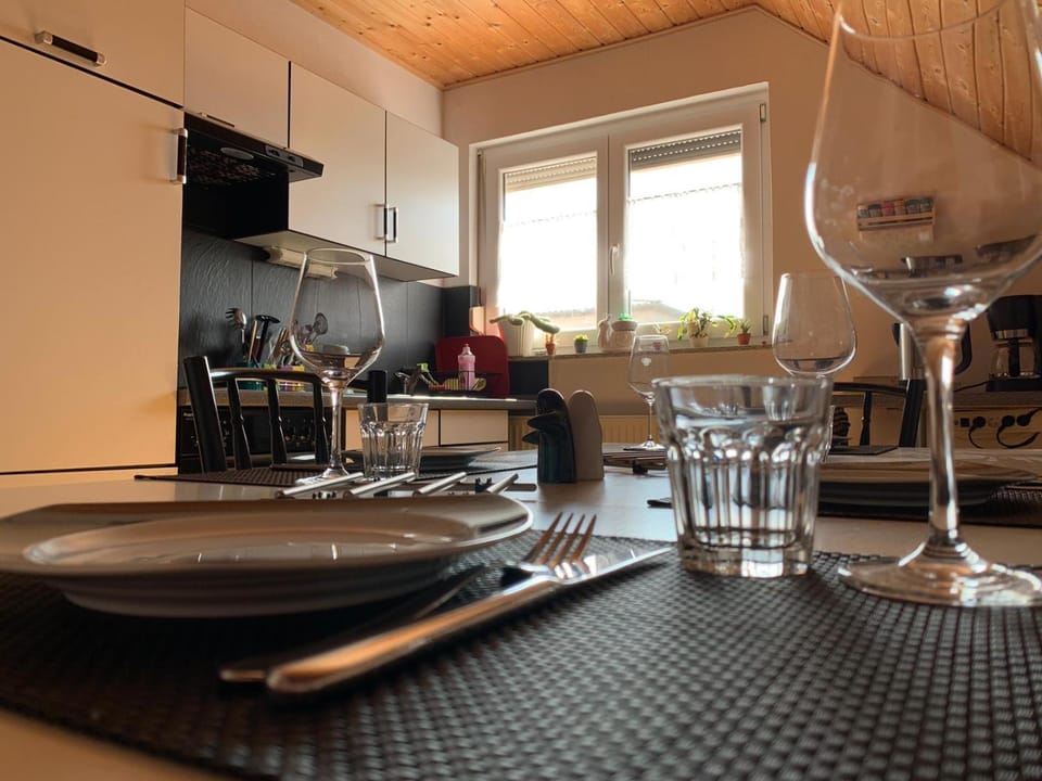 Coffee/tea facilities, Kitchen or kitchenette, Dining area