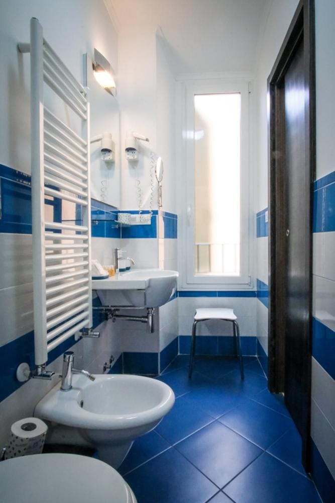 Shower, Toilet, Bathroom, bidet, towels