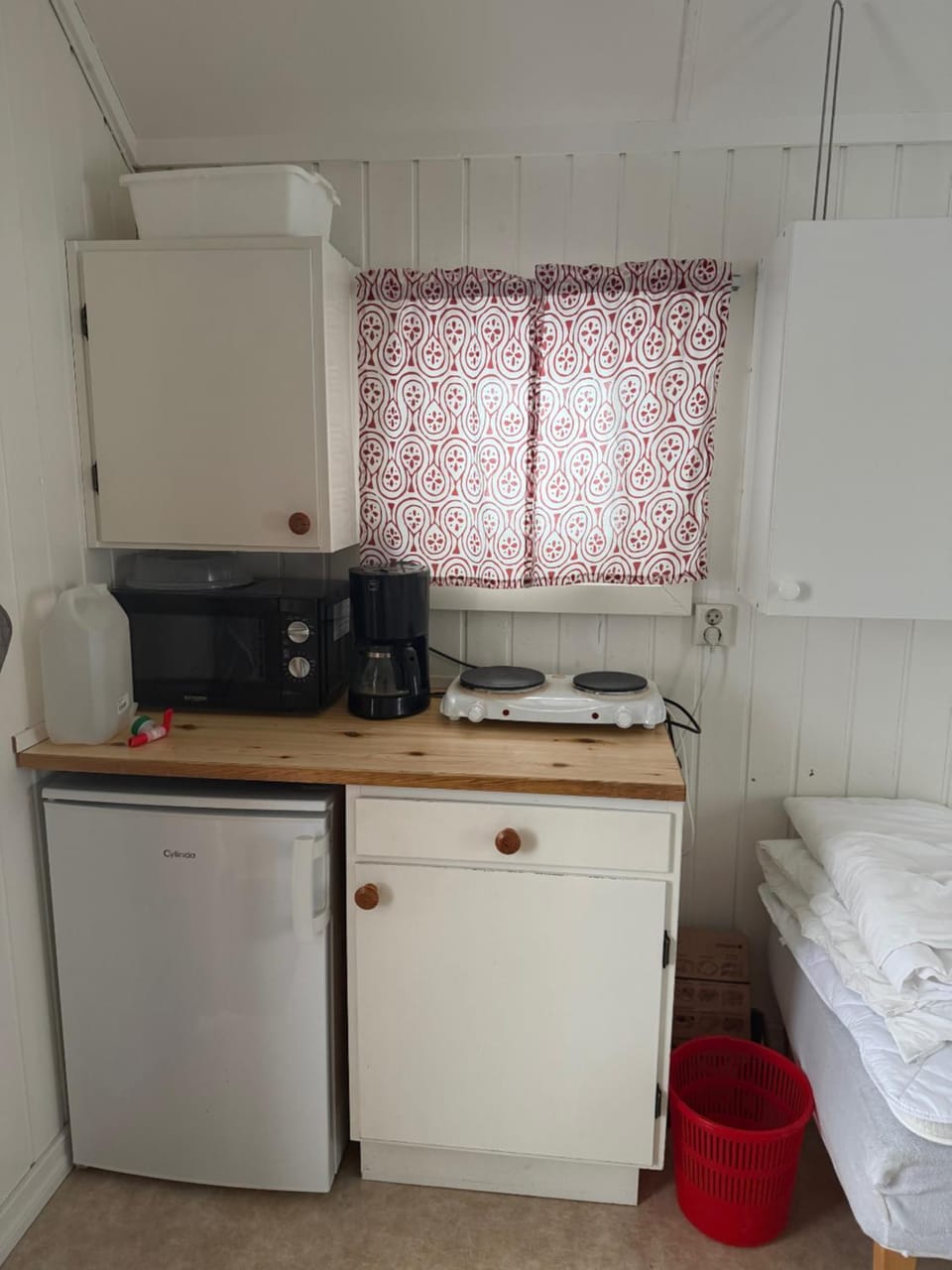 Coffee/tea facilities, Kitchen or kitchenette, stove
