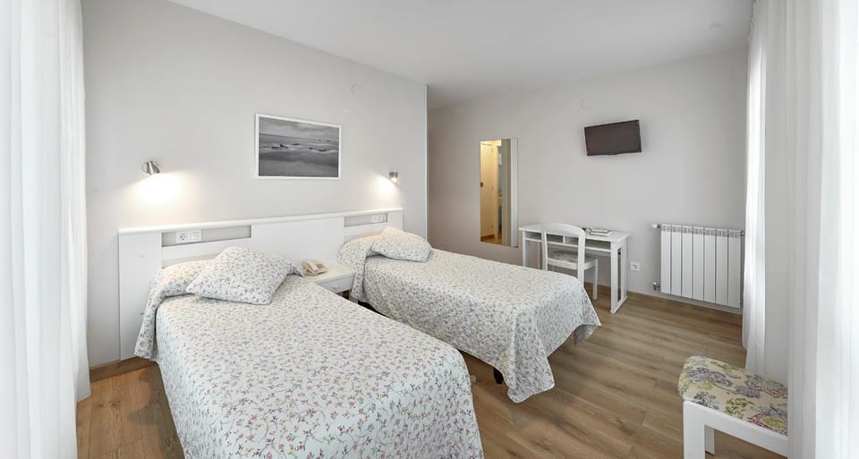 Bed, Photo of the whole room, Bedroom, internet