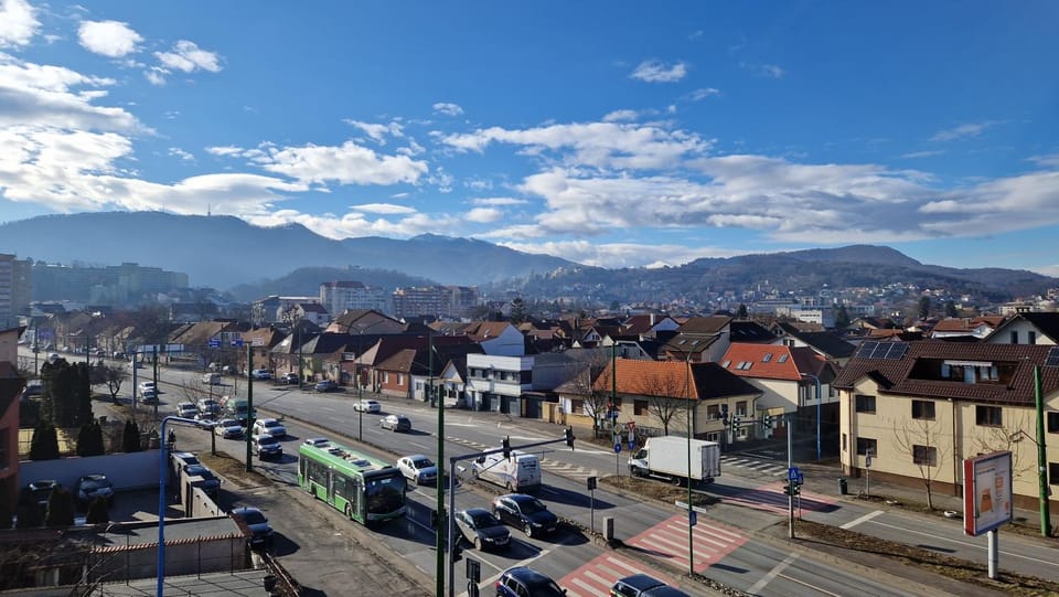 Day, Neighbourhood, Natural landscape, Bird's eye view, City view, Mountain view, Street view, Location