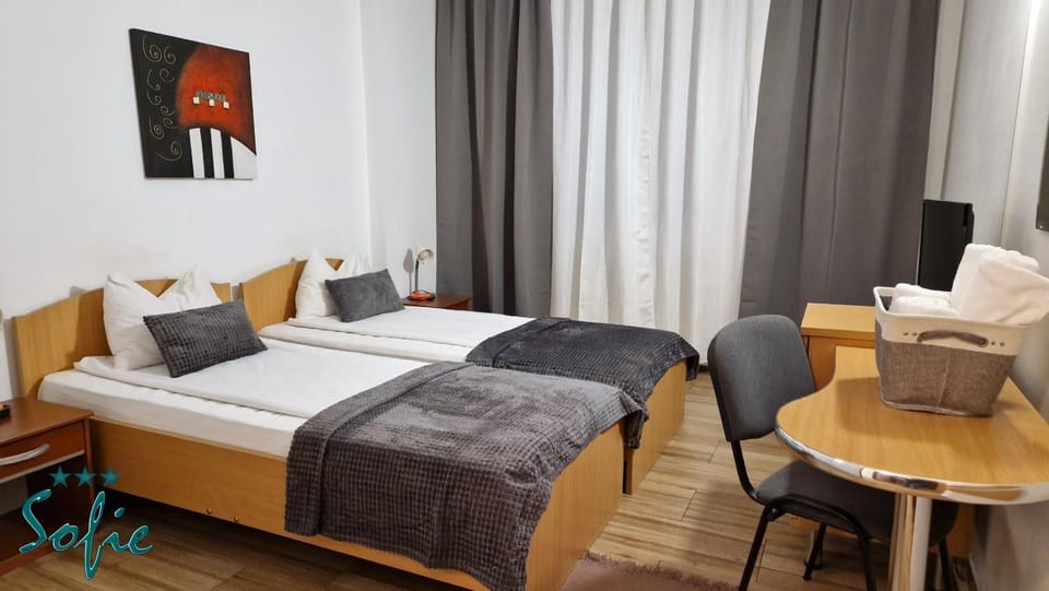 Bed, Photo of the whole room, towels