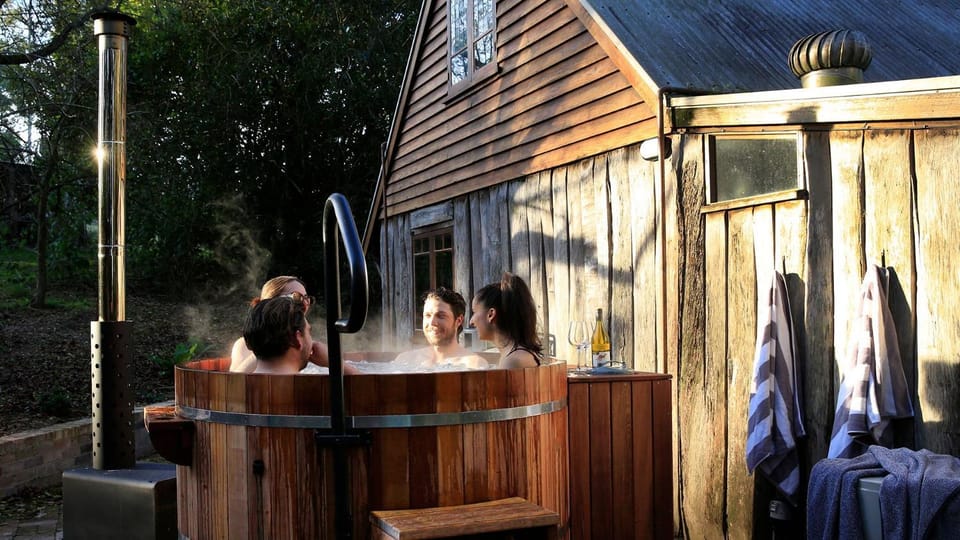 Garden, Hot Tub, group of guests