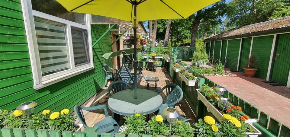 Property building, Patio, Facade/entrance, Garden, Balcony/Terrace