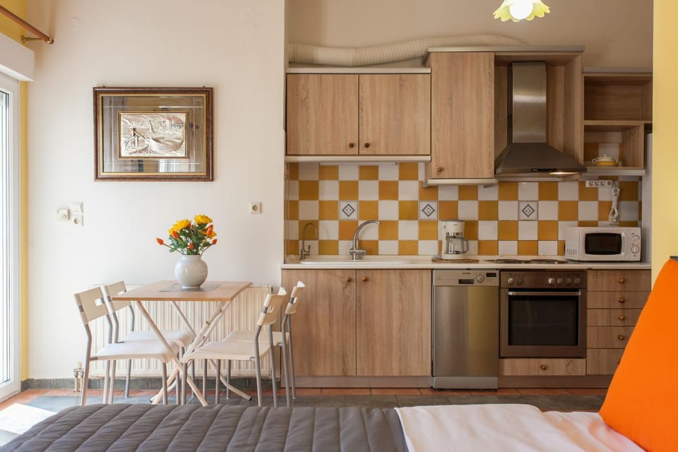 Kitchen or kitchenette, Dining area, dishwasher, minibar, pet friendly, stove