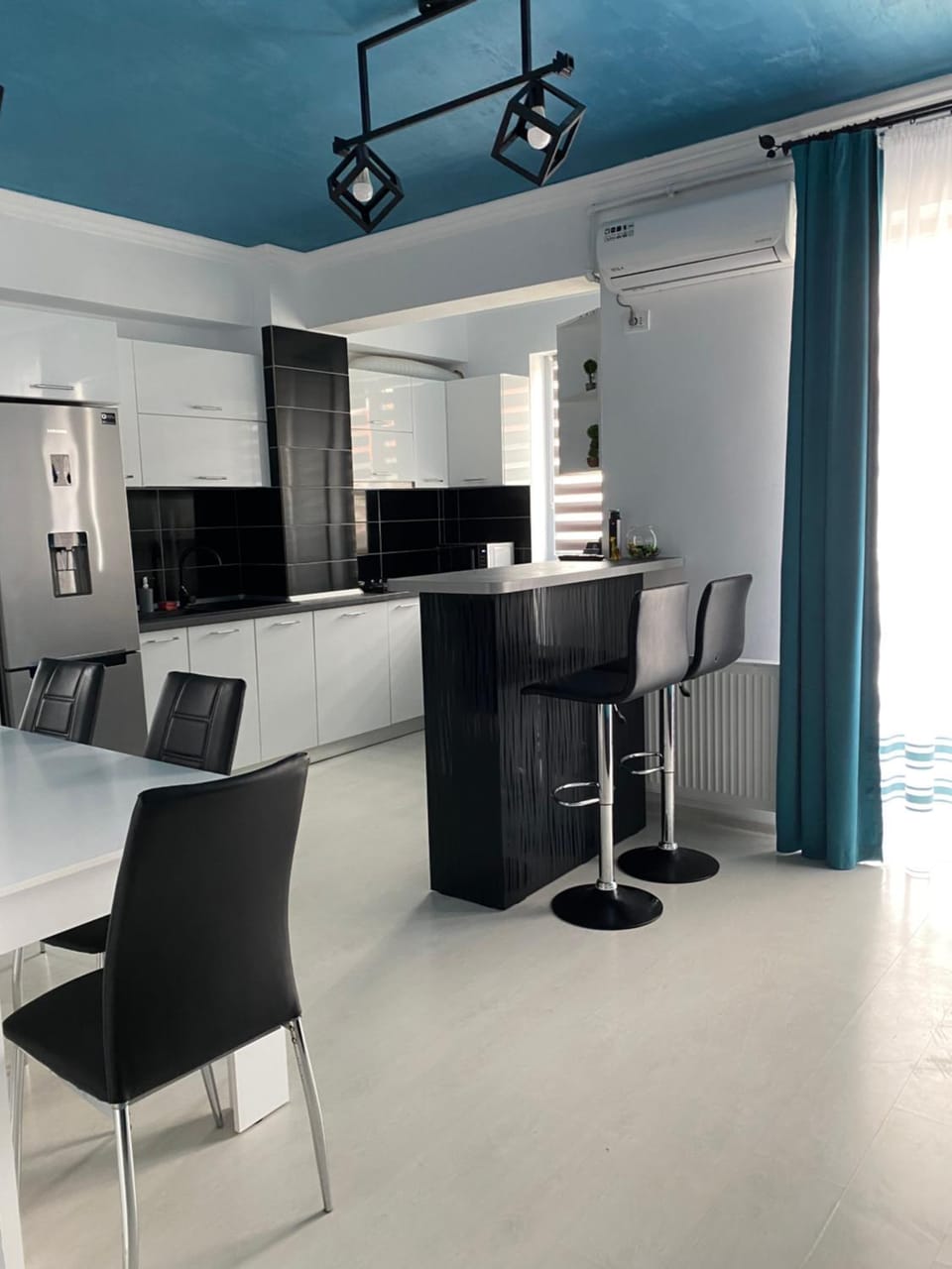 Kitchen or kitchenette, minibar, oven