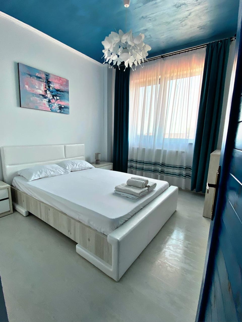Bed, Photo of the whole room, Bedroom, towels