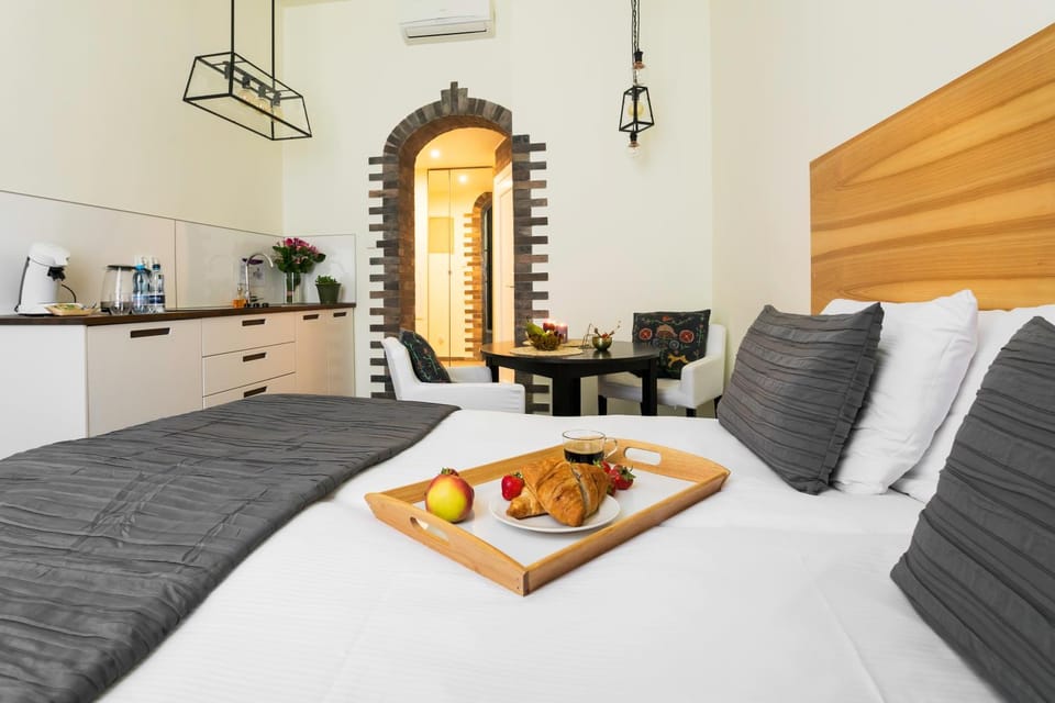 Bed, Kitchen or kitchenette, Living room, Food and drinks, Other, Photo of the whole room, Dining area, Bedroom, Food, Breakfast, Continental breakfast, minibar