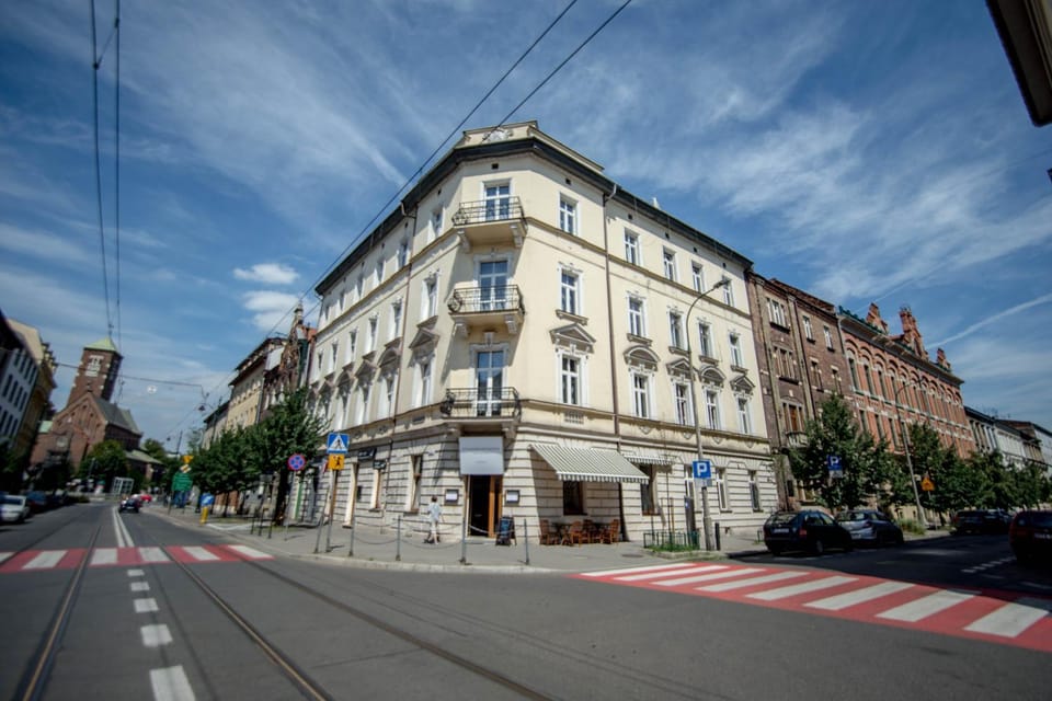 Property building, Day, Neighbourhood, City view, Street view, Location, Parking