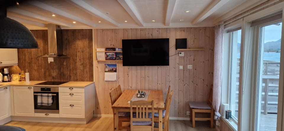 TV and multimedia, View (from property/room), Kitchen or kitchenette, Dining area, oven, stove