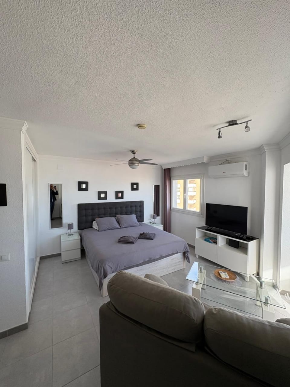Bed, TV and multimedia, Living room, Photo of the whole room, Seating area, Bedroom