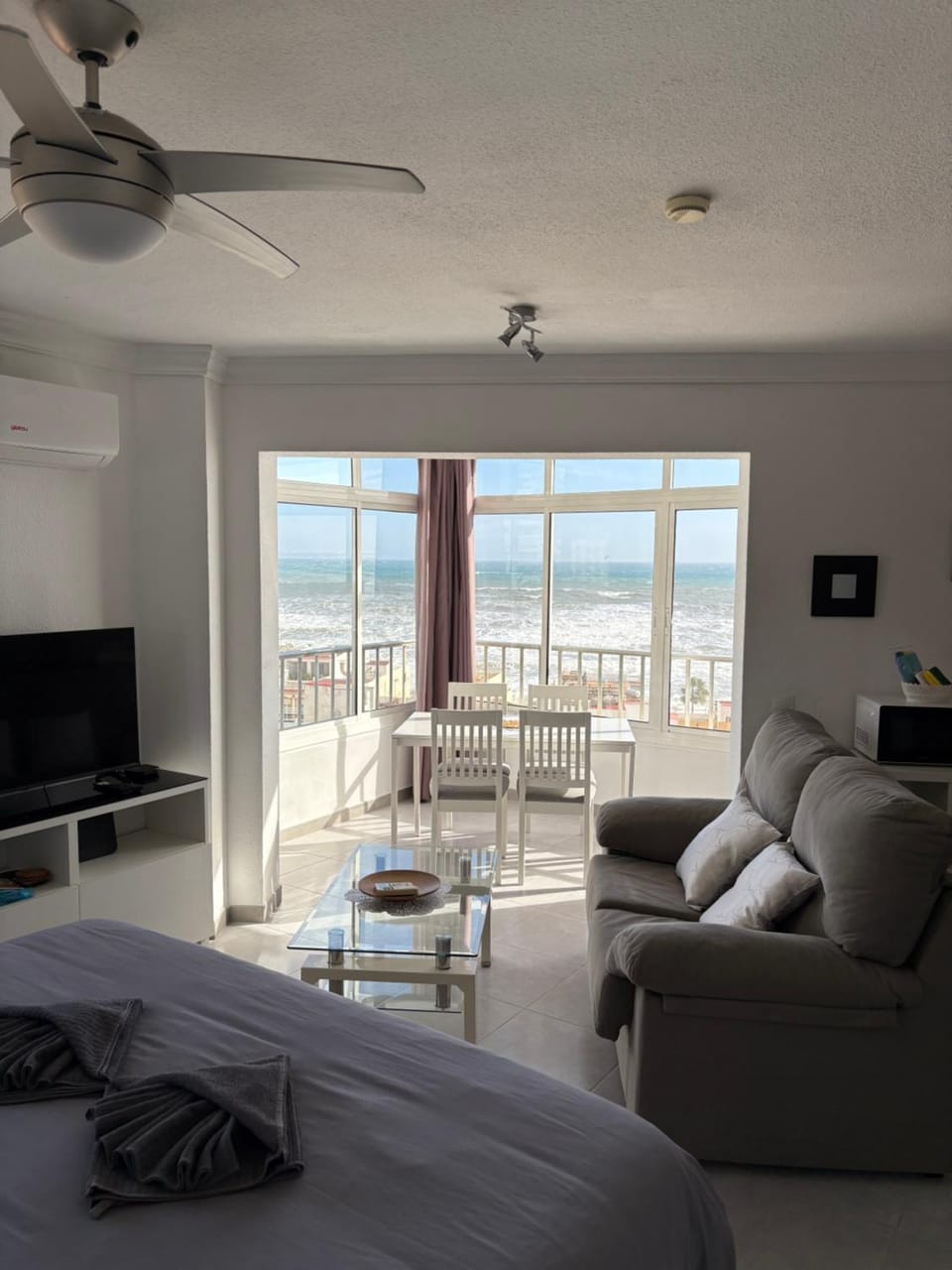 Bed, TV and multimedia, Living room, Photo of the whole room, Seating area, Sea view