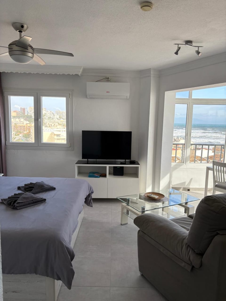 Bed, TV and multimedia, Living room, Photo of the whole room, Seating area, Bedroom