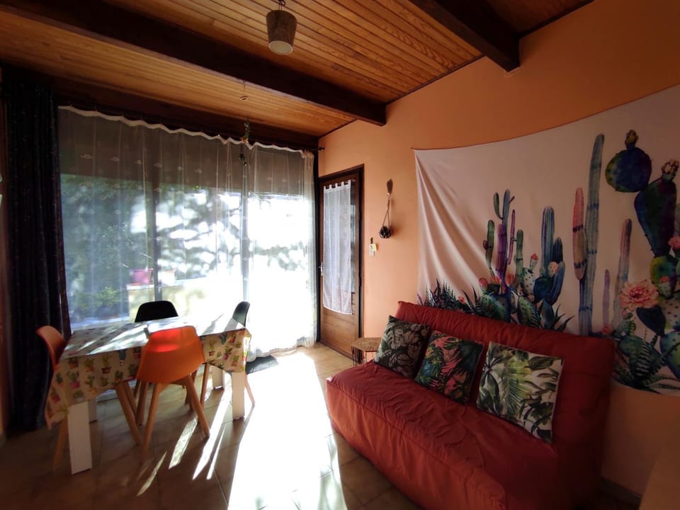 Living room, Dining area, Garden view