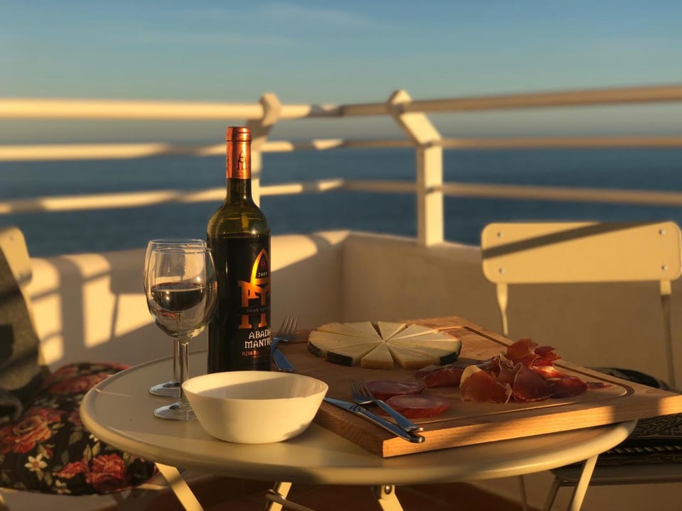 Balcony/Terrace, Food and drinks, Food, Sea view, Lunch, Dinner, Drinks, Alcoholic drinks