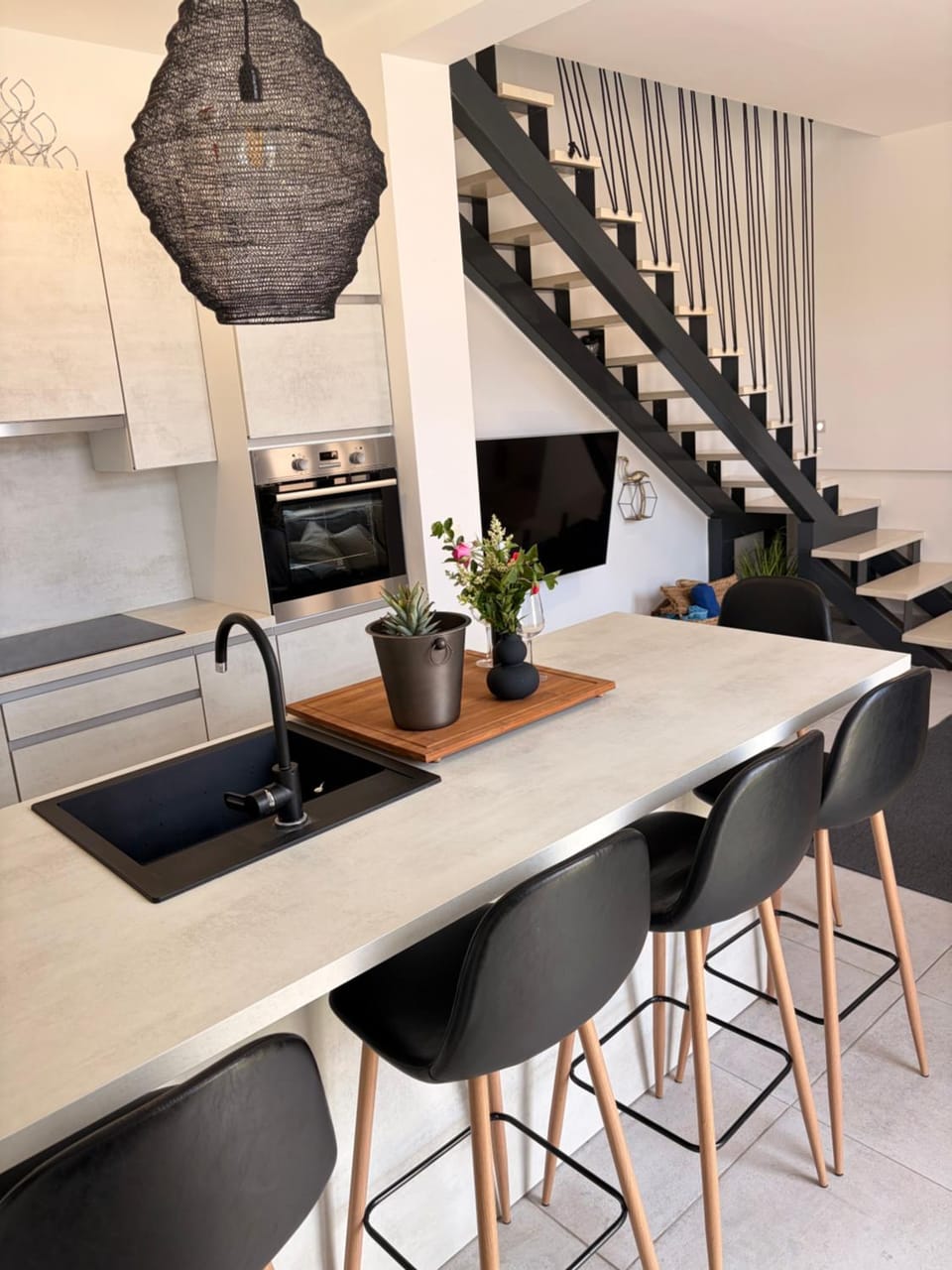 Kitchen or kitchenette, Living room, Seating area, Dining area