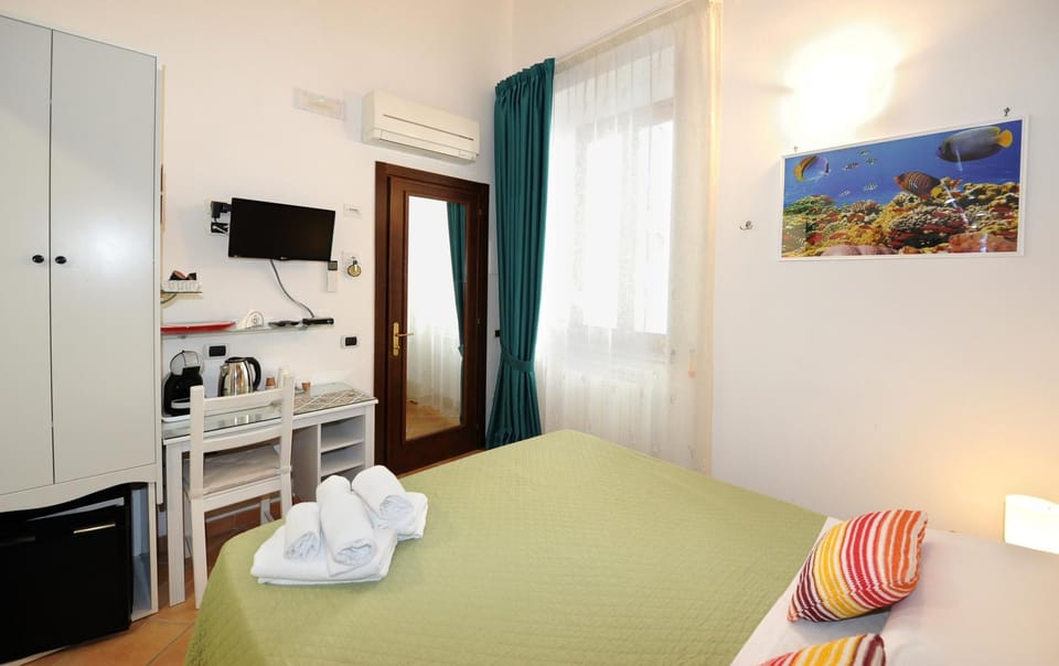 Bed, TV and multimedia, Bedroom, hair dresser