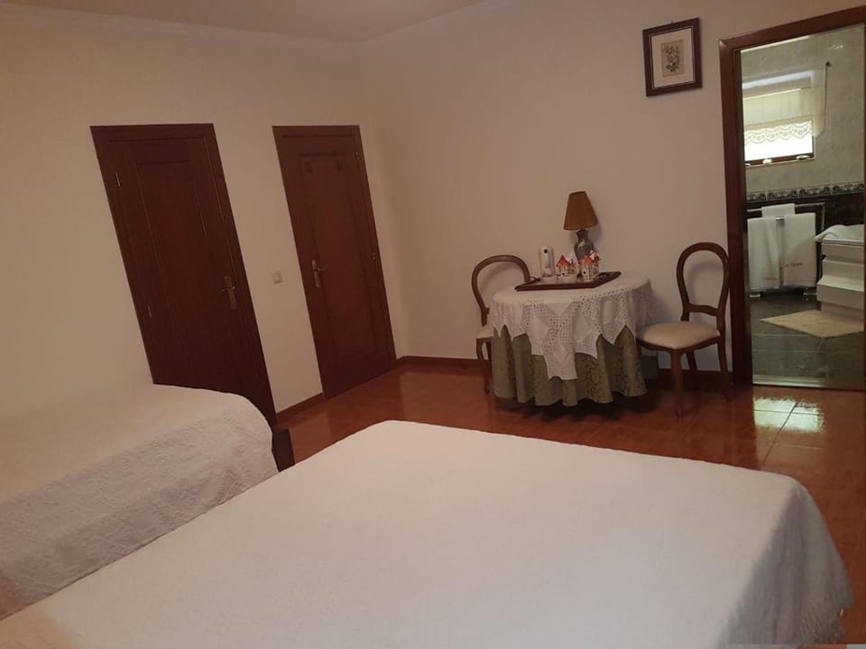 Bed, Bedroom, hair dresser