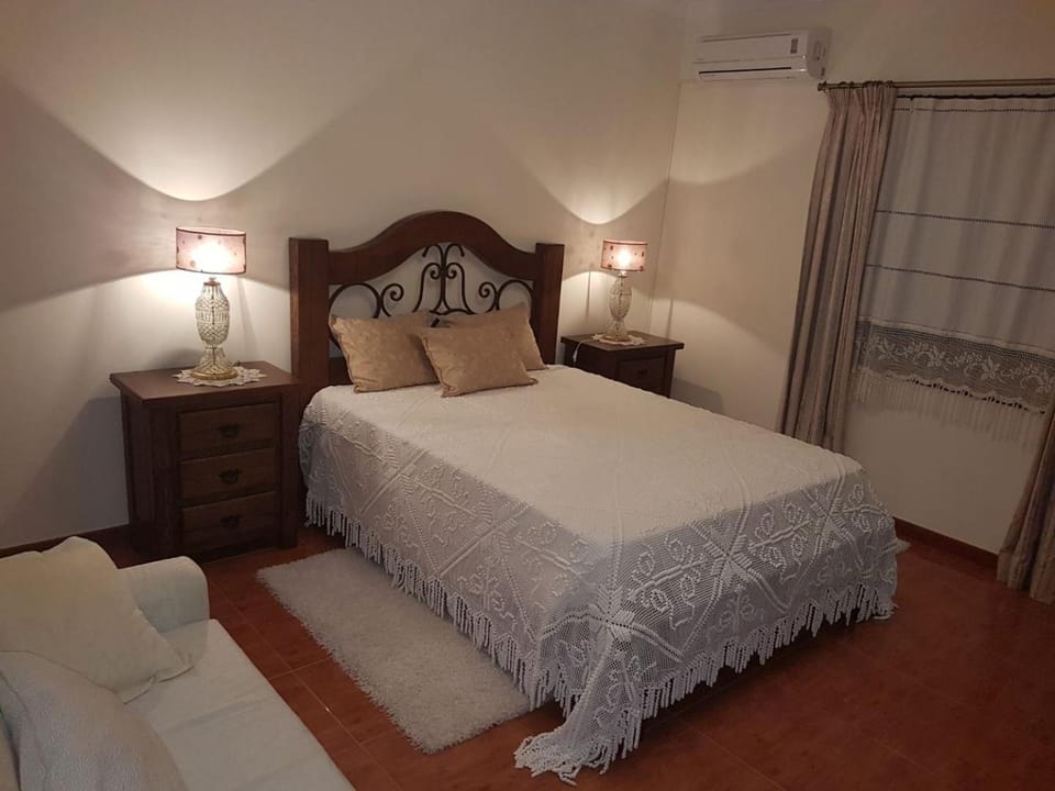 Bed, Photo of the whole room, Bedroom, air conditioner