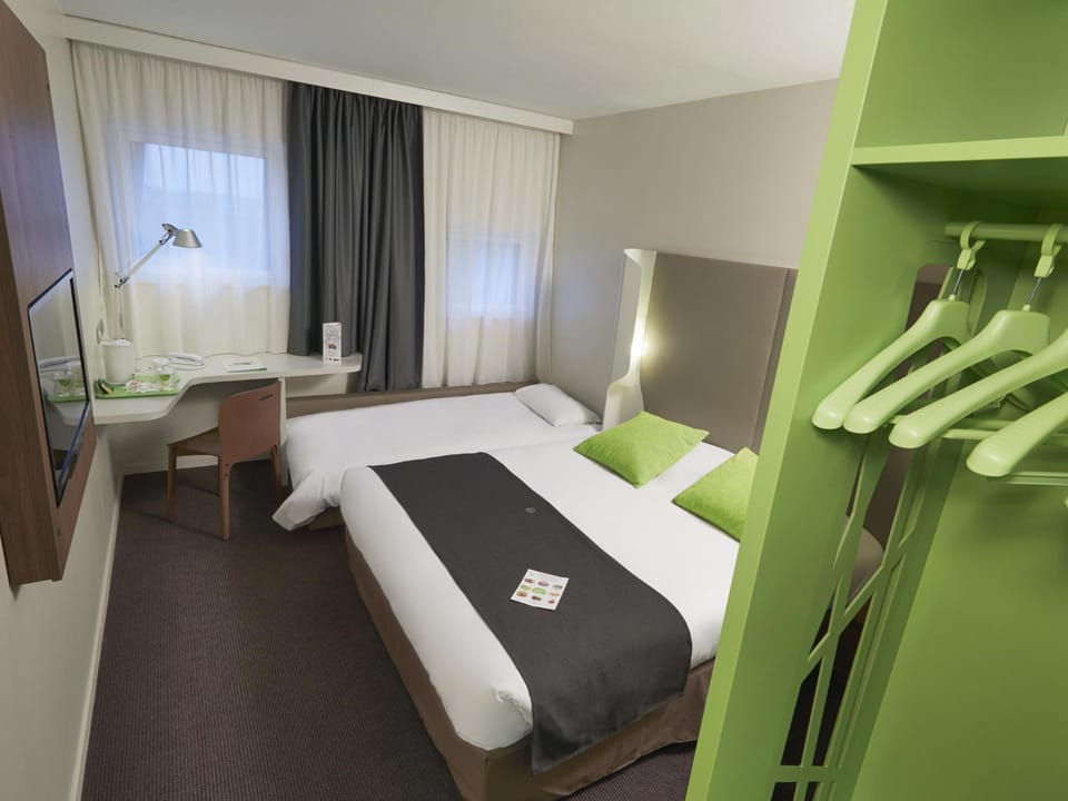 Bed, Photo of the whole room, Seating area