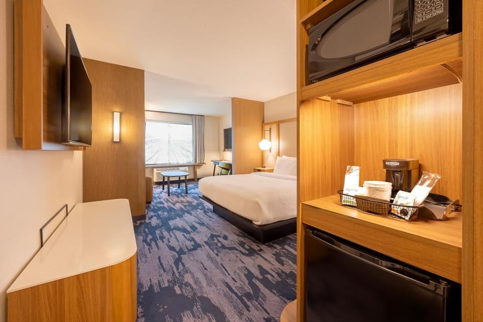 Photo of the whole room, minibar