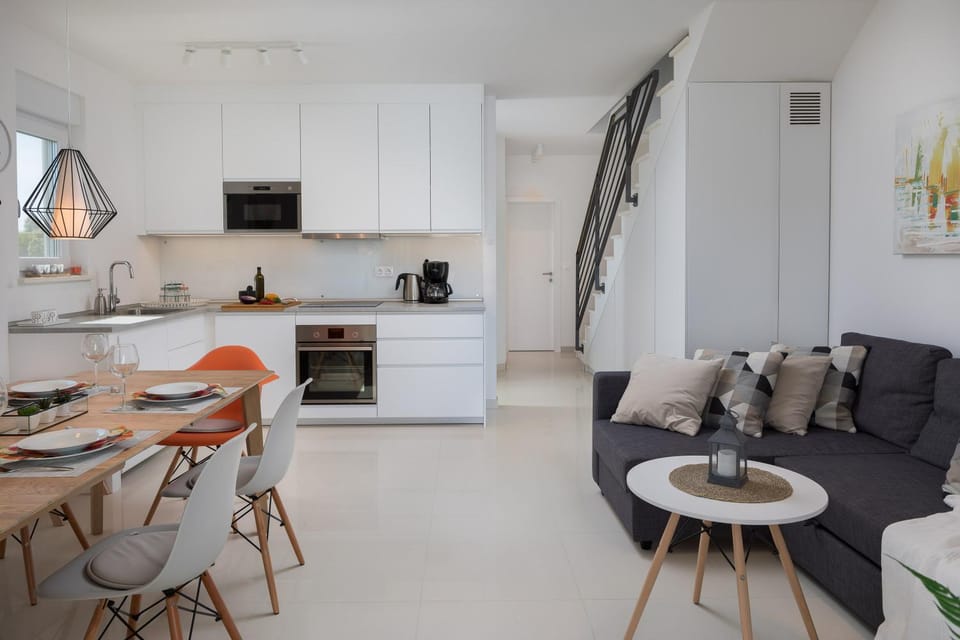 Kitchen or kitchenette, Living room, Seating area, Dining area