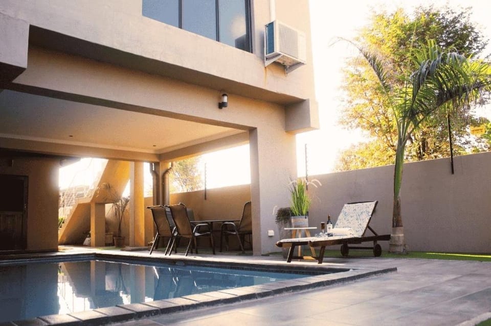 Swimming pool, sunbed