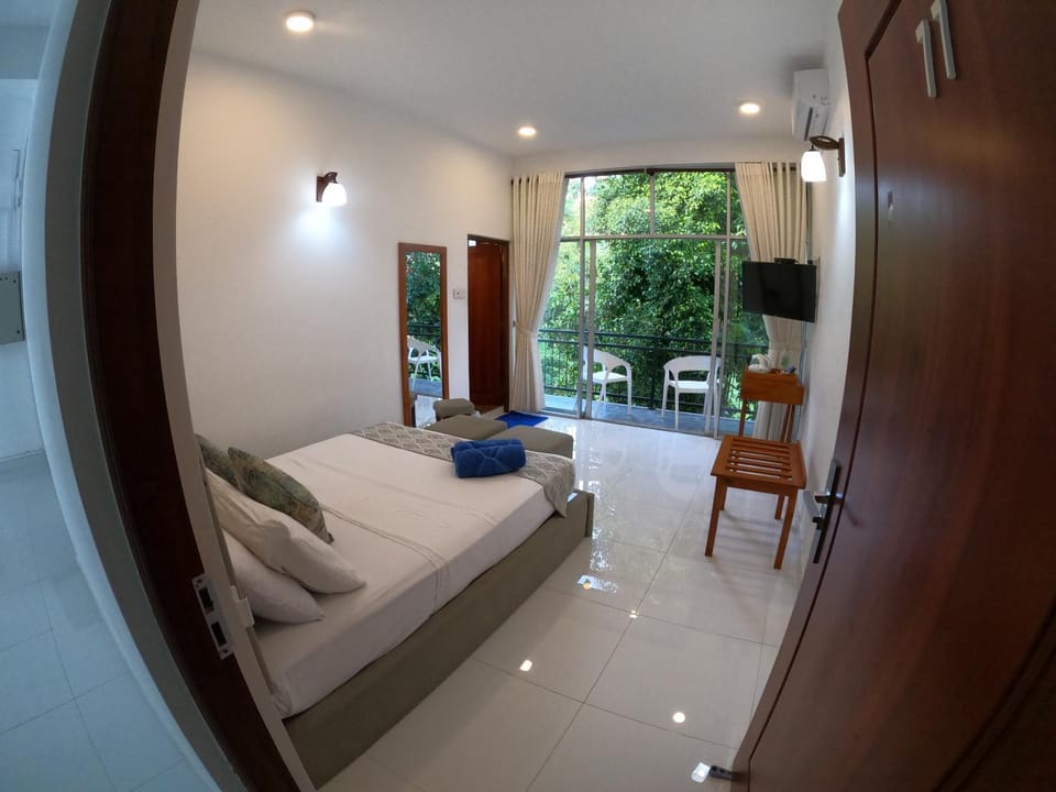 Photo of the whole room, Garden view