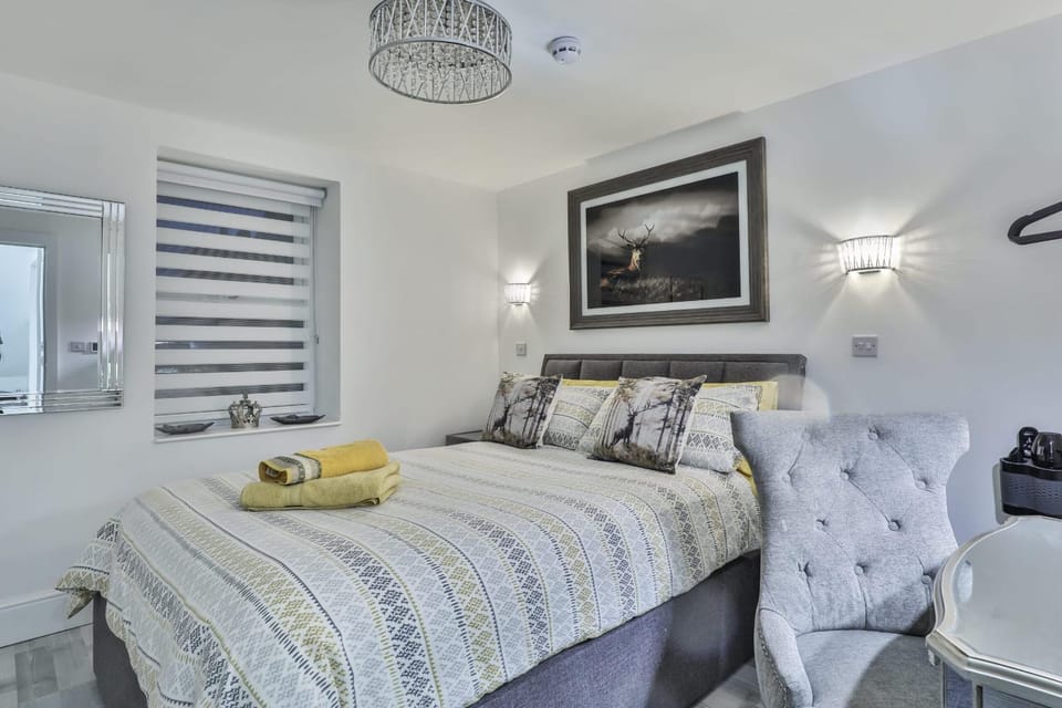 Bed, Photo of the whole room, Seating area, Bedroom, towels