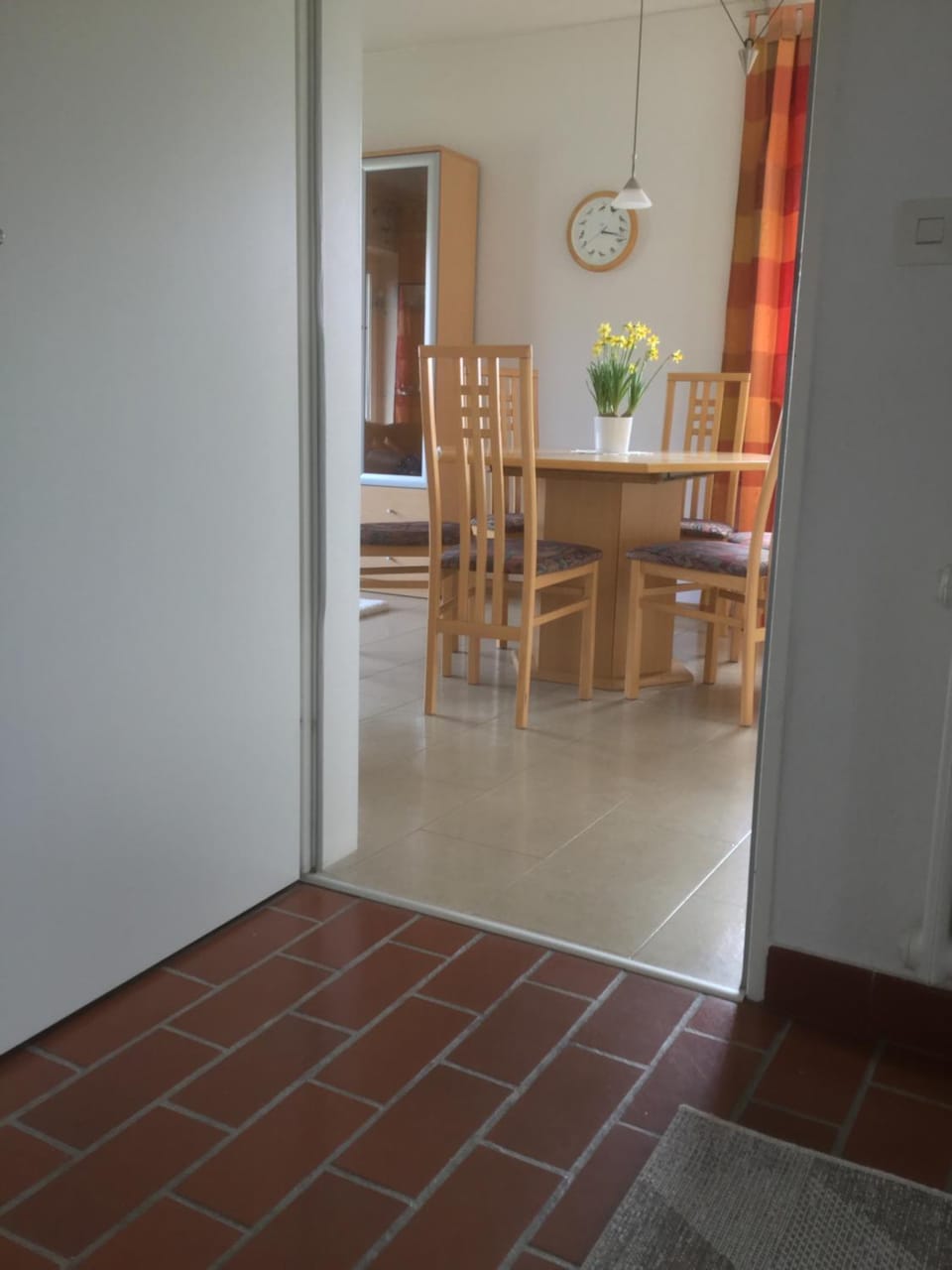Photo of the whole room, Dining area