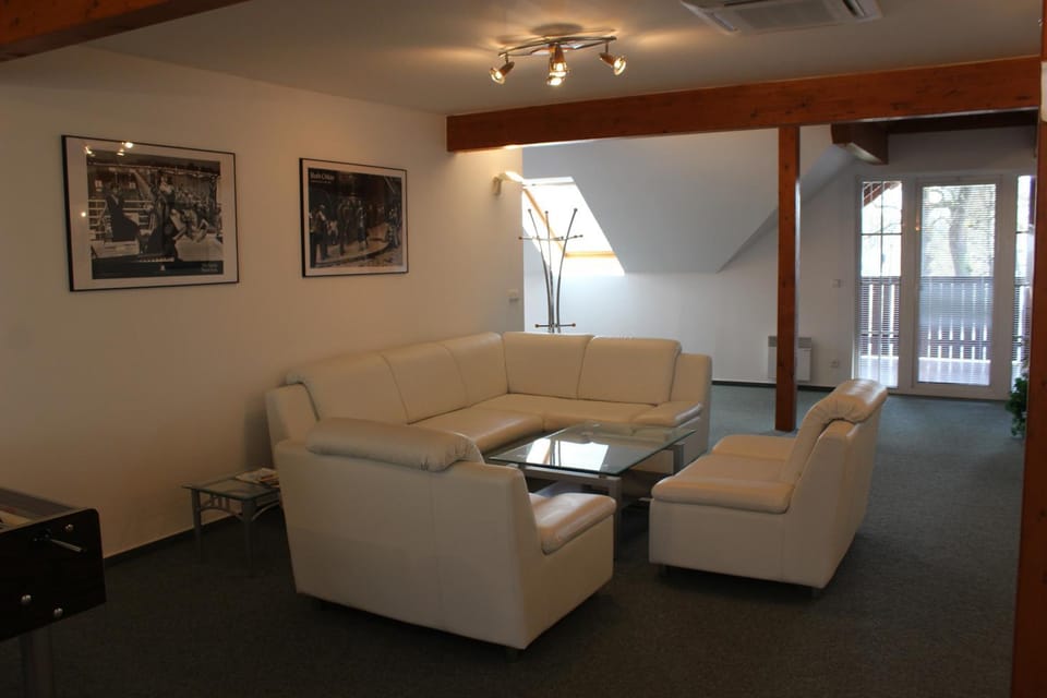 Game Room, Seating area