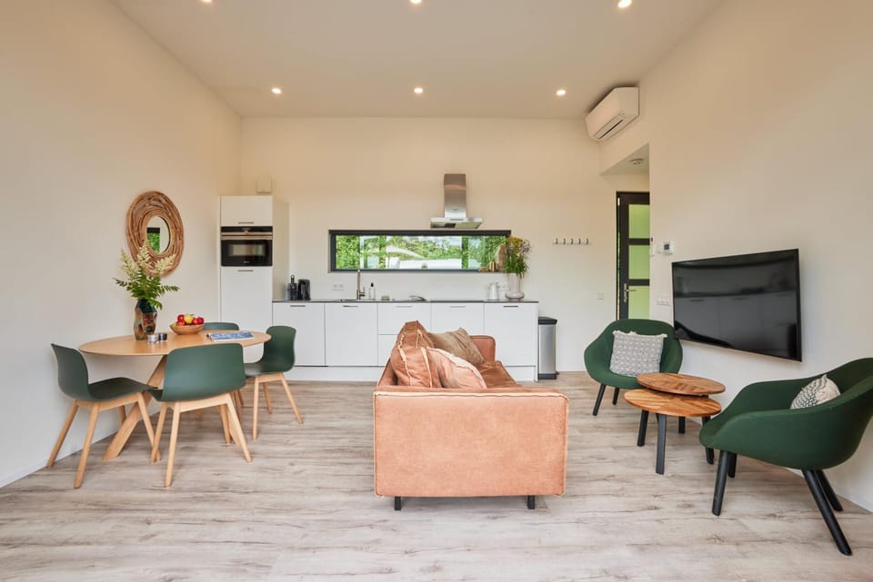 TV and multimedia, Living room, Seating area, kitchen