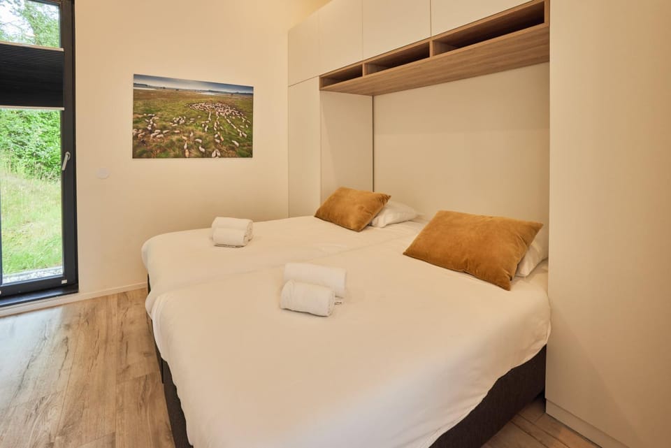Bed, Bedroom, towels