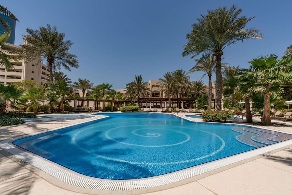 Shower, Nearby landmark, Facade/entrance, Day, Night, People, Activities, Winter, Summer, Garden, View (from property/room), Decorative detail, Guests, Garden view, Landmark view, Pool view, Swimming pool, Entertainment, Lunch, Drinks, Seasons, Time of day, Family