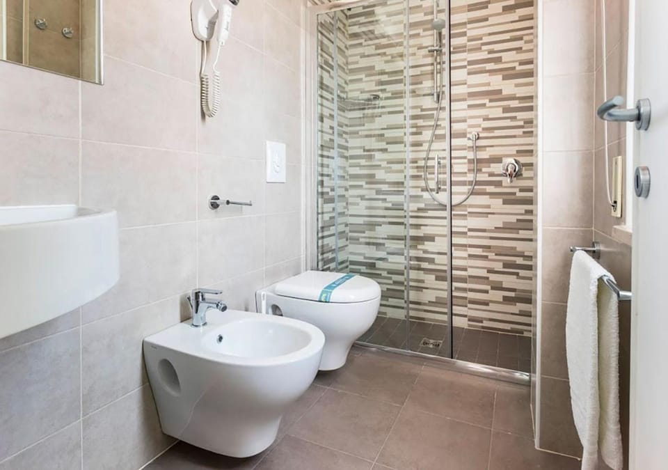Shower, Toilet, Bathroom, bidet, towels