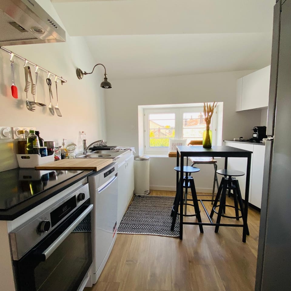 Kitchen or kitchenette, Dining area, dishwasher, minibar, pet friendly, stove