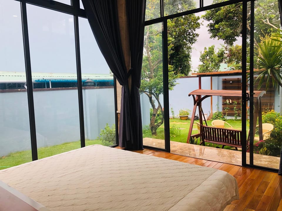 Bed, Bedroom, Garden view